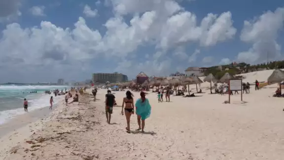 Tanto turistas como locales acudieron a la playa de Cancún Tanto turistas como locales acudieron a la playa de Cancún