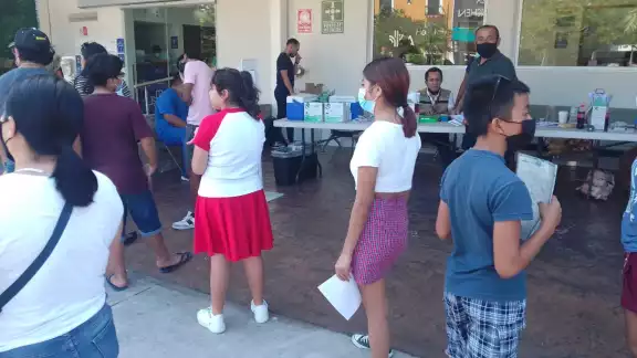 Los menores de 12 a 14 años acudieron con sus pares a recibir su primera dosis o la segunda vacuna anticovid en Cancún Los menores de 12 a 14 años acudieron con sus pares a recibir su primera dosis o la segunda vacuna anticovid en Cancún