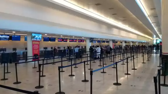 La Terminal 3 del Aeropuerto de Cancún presentó pocas filas en los módulos de documentación de las diversas aerolíneas que operan en dicho inmueble La Terminal 3 del Aeropuerto de Cancún presentó pocas filas en los módulos de documentación de las diversas aerolíneas que operan en dicho inmueble
