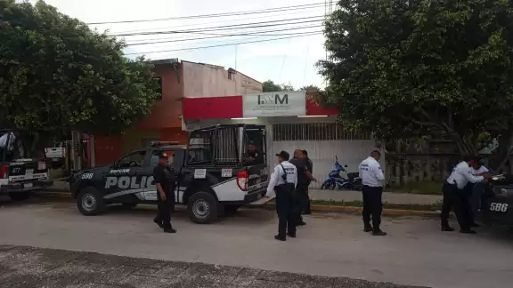 Polleros abandonan a 45 migrantes hondureños y cubanos en una carretera de Campeche