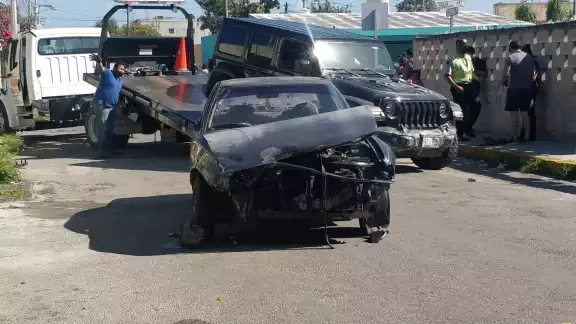 El Tsuru quedó atravesado a media calle y el Jeep con el frente dentro del predio, por lo que fue necesario que la policía cerrará la calle a la circulación vehicular.