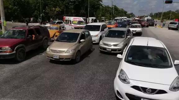 Manifestantes bloquean avenida tras protesta contra la CFE Manifestantes bloquean avenida tras protesta contra la CFE