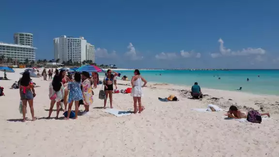 Los turistas acudieron a disfrutar de las playas de Cancún este 24 de septiembre, ya que el clima favoreció esta actividad