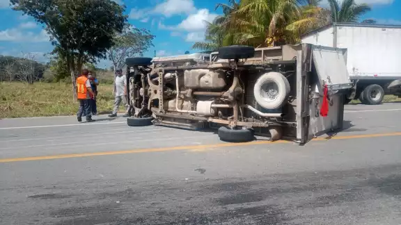 El neumático izquierdo explotó sobre la carretera Escárcega- Champotón El neumático izquierdo explotó sobre la carretera Escárcega- Champotón