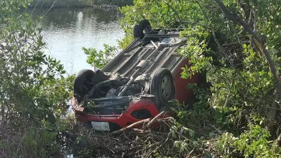 El auto quedó completamente de cabeza a un costado de la carretera El auto quedó completamente de cabeza a un costado de la carretera