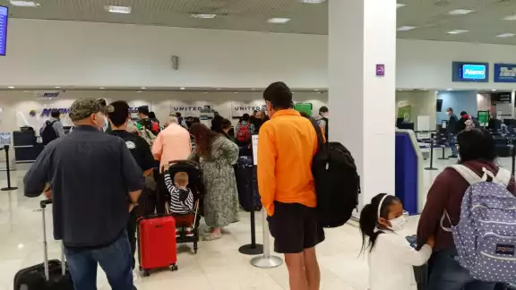 Empleados de las compañías aéreas manifestaron que las aeronaves debieron permanecer en tierra por la saturación de operaciones aéreas Empleados de las compañías aéreas manifestaron que las aeronaves debieron permanecer en tierra por la saturación de operaciones aéreas
