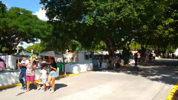 Familias aprovecharon el domingo para visitar a sus fieles difuntos como cada año Familias aprovecharon el domingo para visitar a sus fieles difuntos como cada año
