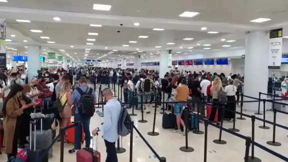 Los pasajeros de los cinco vuelos cancelados en el aeropuerto de Cancún deberán preguntar a sus aerolíneas cuándo será su salida del Caribe Mexicano Los pasajeros de los cinco vuelos cancelados en el aeropuerto de Cancún deberán preguntar a sus aerolíneas cuándo será su salida del Caribe Mexicano