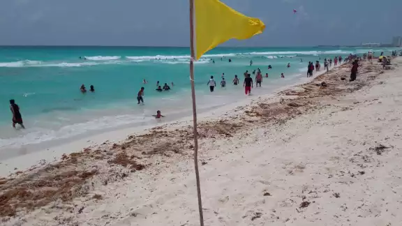 Muchos locales disfrutaron el caluroso clima que prevalece en el caribe mexicano Muchos locales disfrutaron el caluroso clima que prevalece en el caribe mexicano