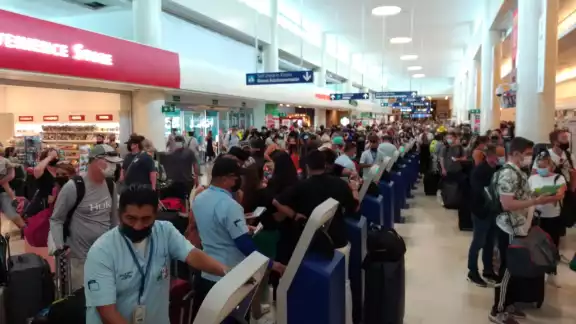 Viajeros extranjeros indicaron que lo ocurrido ayer en el aeropuerto de Cancún es un antecedente para que las autoridades eviten estas situaciones Viajeros extranjeros indicaron que lo ocurrido ayer en el aeropuerto de Cancún es un antecedente para que las autoridades eviten estas situaciones