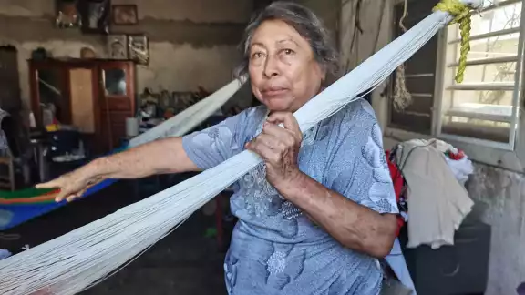 Paramédicos y policías arribaron a este sitio para brindar apoyo a la abuelita Paramédicos y policías arribaron a este sitio para brindar apoyo a la abuelita