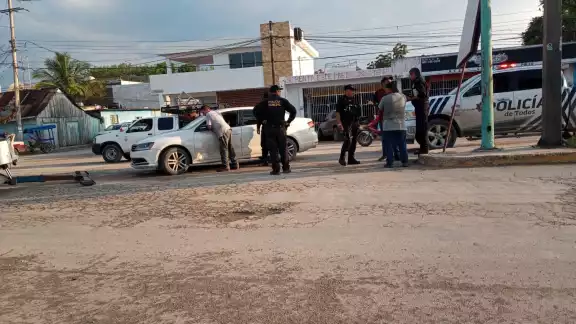 El motociclista resultó con golpes ligeros tras el fuerte impacto El motociclista resultó con golpes ligeros tras el fuerte impacto