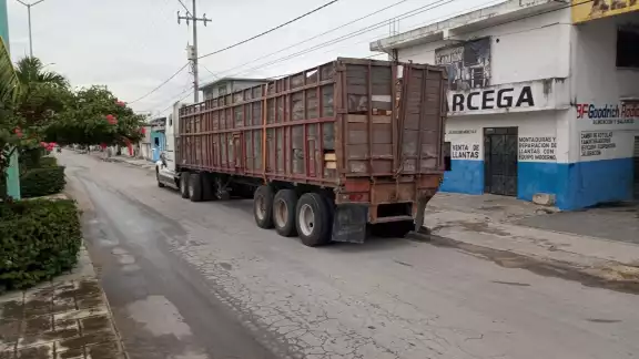 El camión fue detenido en el ejido 20 de Noviembre en la carretera Escárcega-Chetumal El camión fue detenido en el ejido 20 de Noviembre en la carretera Escárcega-Chetumal