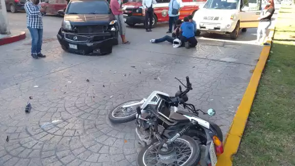 La motocicleta terminó metros más adelante de donde quedó tirado su conductor, sobre la Avenida Sunyaxchén en Cancún La motocicleta terminó metros más adelante de donde quedó tirado su conductor, sobre la Avenida Sunyaxchén en Cancún