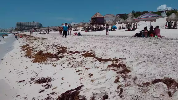Previo a las vacaciones de Verano, turistas siguen disfrutando del sol y la arena de Cancún Previo a las vacaciones de Verano, turistas siguen disfrutando del sol y la arena de Cancún