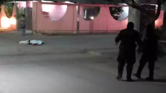 El cuerpo del hombre asesinado quedó tendido en la calle El cuerpo del hombre asesinado quedó tendido en la calle