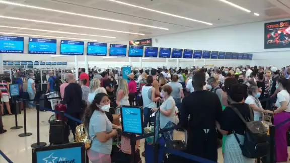 Los pasajeros se mostraron molestos por los atrasos en sus salidas desde el Aeropuerto Internacional de Cancún