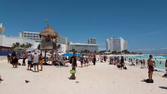 El día soleado motivó a los turistas nacionales y extranjeros, a salir de sus centros de hospedaje y visitar las playas de Cancún El día soleado motivó a los turistas nacionales y extranjeros, a salir de sus centros de hospedaje y visitar las playas de Cancún