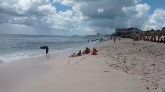 Pese a que se registra cielo medio nublado, los bañistas aprovecharon la calma para visitar la Zona Hotelera de Cancún