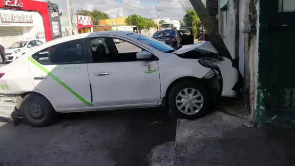 El taxista indicó que interpondrá la denuncia contra quien resulte responsable, tras chocar por culpa de otro coche en Mérida