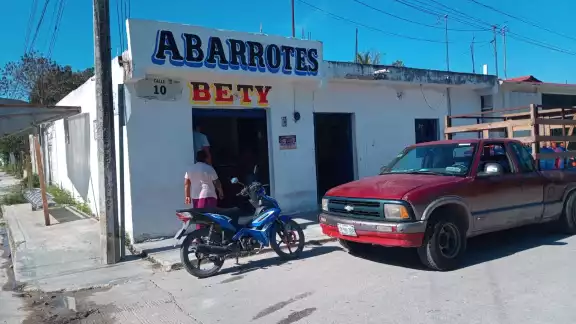 El joven había robado aproximadamente dos mil pesos de la tienda El joven había robado aproximadamente dos mil pesos de la tienda
