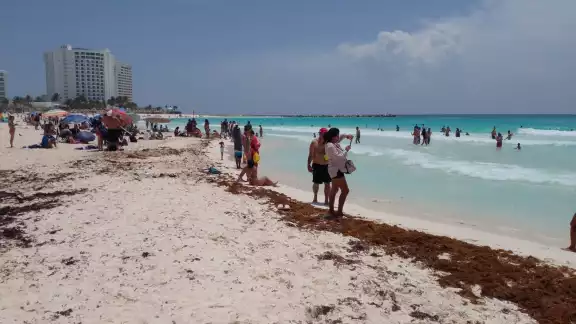 Playa Fórum se localiza cerca de Punta Cancún, en la zona hotelera, donde se puede admirar el faro que existe en el sitio
