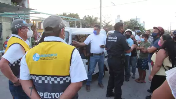 Al lugar tuvo que llegar la policía para evitar algún posible enfrentamiento entre taxistas y ciudadanos de los mototaxis