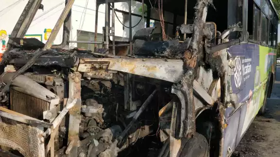 Entre los conductores que apoyaron al chófer comentaban que haber si así cambiaban las unidades que consideran que están antiguas. Entre los conductores que apoyaron al chófer comentaban que haber si así cambiaban las unidades que consideran que están antiguas.