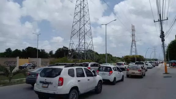 La avenida de los Colegios es una de las vías alternas recomendadas por el Ayuntamiento de Cancún para evitar el tráfico, pero que no ha funcionado La avenida de los Colegios es una de las vías alternas recomendadas por el Ayuntamiento de Cancún para evitar el tráfico, pero que no ha funcionado