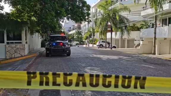 El cuerpo de la persona fue trasladado al Servicio Médico Forense en Playa del Carmen para determinar las causas de su muerte El cuerpo de la persona fue trasladado al Servicio Médico Forense en Playa del Carmen para determinar las causas de su muerte