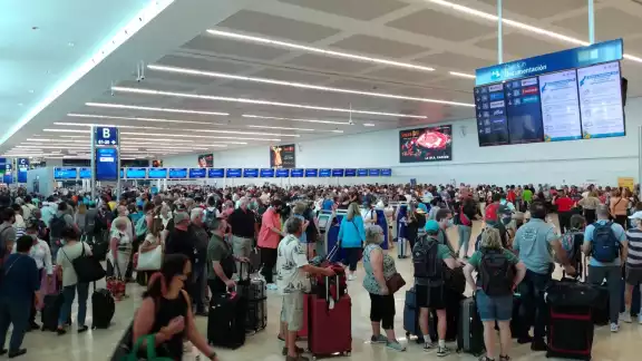 Los pasajeros hicieron largas filas para documentar su equipaje en el Aeropuerto Internacional de Cancún Los pasajeros hicieron largas filas para documentar su equipaje en el Aeropuerto Internacional de Cancún