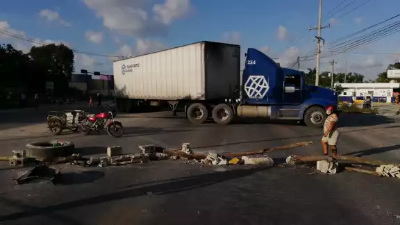 Debido a esto muchos conductores se vieron afectados, sin embargo, pese a los reclamos los protestantes no se movieron hasta pasadas las 20:00 horas de este mismo día Debido a esto muchos conductores se vieron afectados, sin embargo, pese a los reclamos los protestantes no se movieron hasta pasadas las 20:00 horas de este mismo día