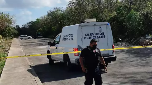 Los cuerpos fueron hallados con signos de violencia en una vía de Playa del Carmen, por lo que el Semefo los trasladó a la morgue Los cuerpos fueron hallados con signos de violencia en una vía de Playa del Carmen, por lo que el Semefo los trasladó a la morgue
