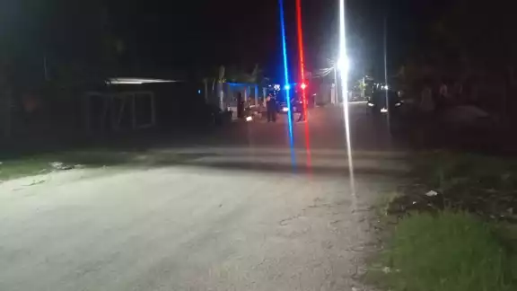 Vecinos llegaron al lugar ante el llamado de la mujer quien descubrió a los jóvenes robando cable Vecinos llegaron al lugar ante el llamado de la mujer quien descubrió a los jóvenes robando cable