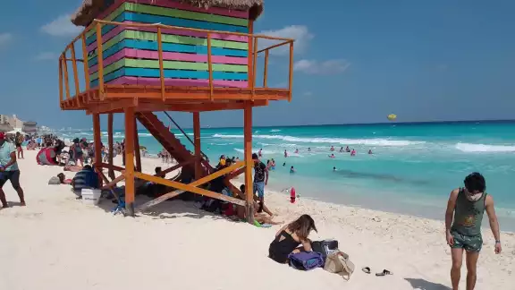 Los guardavidas avisan a los bañistas sobre los riesgos de nadar en zonas peligrosas en Playa Delfines Los guardavidas avisan a los bañistas sobre los riesgos de nadar en zonas peligrosas en Playa Delfines