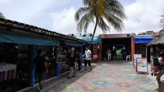 Turistas prefirieron aprovechar el clima para visitar el mercado 28 que ir a las playas de Cancún Turistas prefirieron aprovechar el clima para visitar el mercado 28 que ir a las playas de Cancún