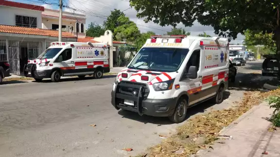 Paramédico tuvieron que quitar candados para poder ingresar a la casa Paramédico tuvieron que quitar candados para poder ingresar a la casa