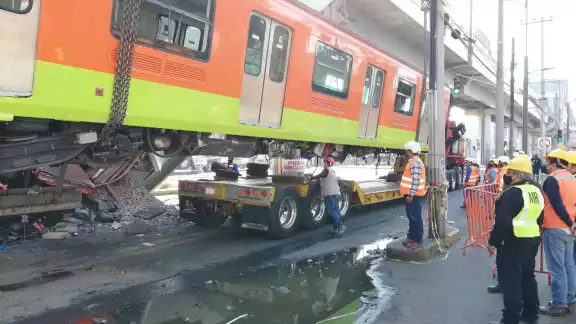 Vagón del Metro sobre una plataforma Vagón del Metro sobre una plataforma