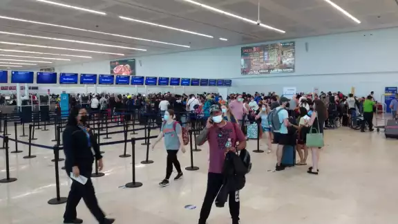Gran movilidad de personas en el aeropuerto de Cancún