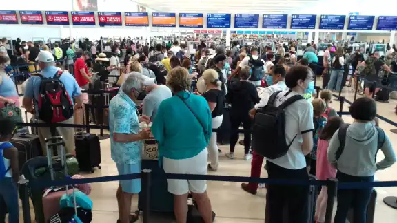 Aún con la cancelación de salidas, el Aeropuerto Internacional de Cancún registró una afluencia promedio de 400 pasajeros en sus terminales este 18 de abril Aún con la cancelación de salidas, el Aeropuerto Internacional de Cancún registró una afluencia promedio de 400 pasajeros en sus terminales este 18 de abril