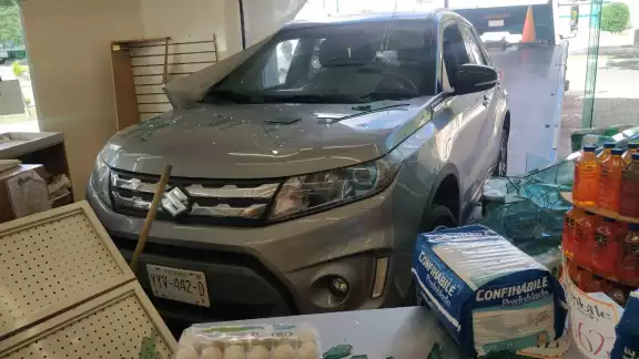 El accidente sucedió cuando la mujer intentaba estacionar su auto en en una farmacia de Mérida El accidente sucedió cuando la mujer intentaba estacionar su auto en en una farmacia de Mérida