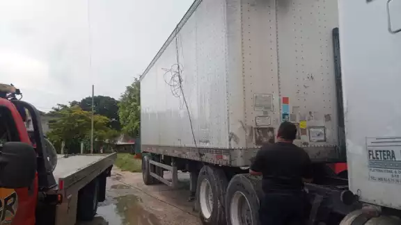 El tráiler fue detenido en una bodega con los cables pegados a la caja El tráiler fue detenido en una bodega con los cables pegados a la caja