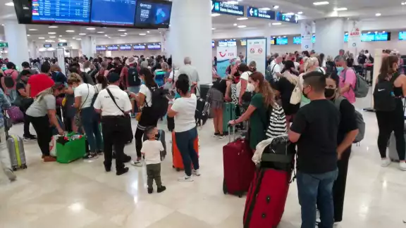Entre los vuelos cancelados en el aeropuerto de Cancún se encuentran salidas hacia Chicago, Dallas y otras ciudades de Estados Unidos