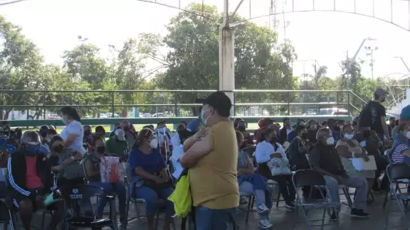 Pese a que la mayoría recibió las dos primeras dosis de Pfizer, decidieron quedarse para recibir su vacuna de refuerzo anticovid Pese a que la mayoría recibió las dos primeras dosis de Pfizer, decidieron quedarse para recibir su vacuna de refuerzo anticovid