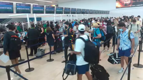 El aeropuerto de Cancún ha mantenido una cifra promedio de 500 vuelos programados en esta semana, según datos de Asur El aeropuerto de Cancún ha mantenido una cifra promedio de 500 vuelos programados en esta semana, según datos de Asur