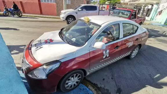 El taxi presentó daños materiales El taxi presentó daños materiales