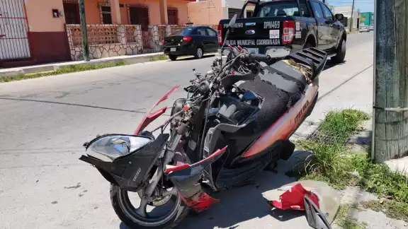 La motocicleta quedó destrozada del frente La motocicleta quedó destrozada del frente