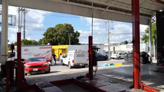 El cuerpo del hombre permaneció en la acera de la calle 91 en la Región 93 de Cancún en lo que llegaba Servicios Periciales El cuerpo del hombre permaneció en la acera de la calle 91 en la Región 93 de Cancún en lo que llegaba Servicios Periciales