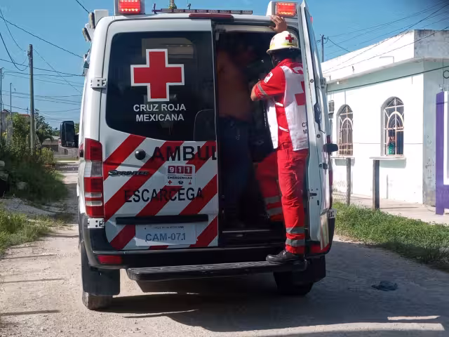 Paramédicos de la Cruz Roja detuvieron el sangrado de ambos brazos