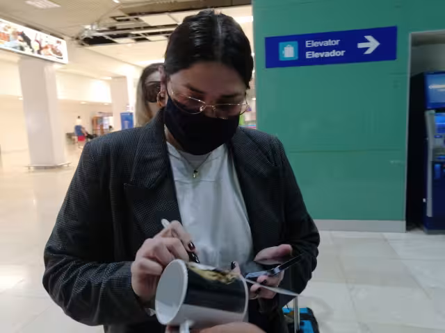 La cantante aprovechó para tomarse fotos y dar autógrafos a sus fans